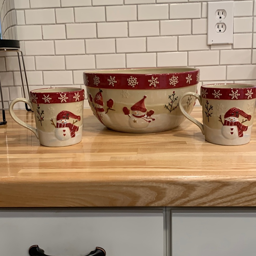 NWOT beautiful mixing bowl and matching mugs, $25